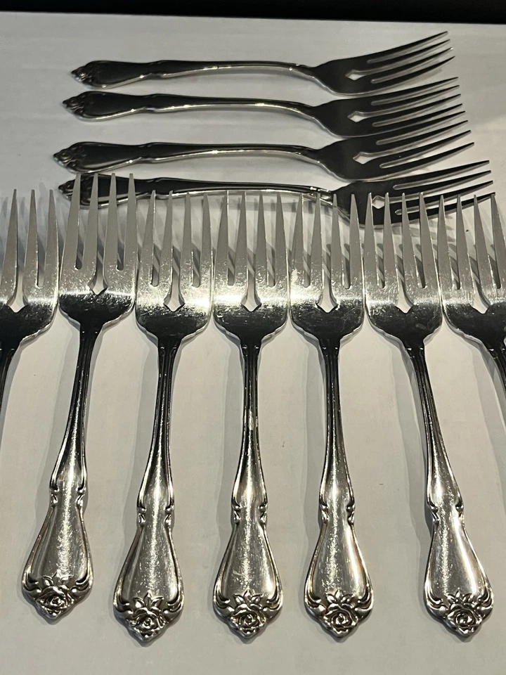 "Tenedores de cena (pequeños) 1881 Rogers Arbor Rose acero inoxidable brillante $3 cada pieza, 6 1/4""" Foto 2 de 3