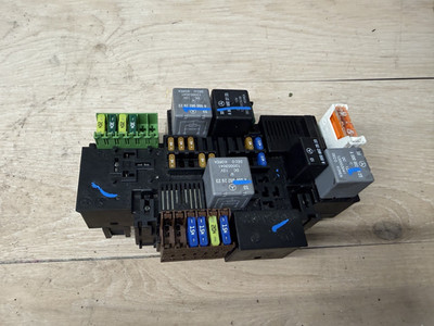 MERCEDES BENZ GLC300 C300 OEM 15-20 FRONT RIGHT DASH FUSE & RELAY JUNCTION BOX 2