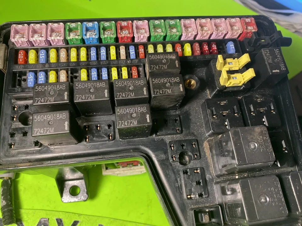 RAM 1500 2500 3500 2002-2005 RELÉ DE CAJA DE FUSIBLES DE ALIMENTACIÓN INTEGRADA 56051039AD Foto 3 de 4