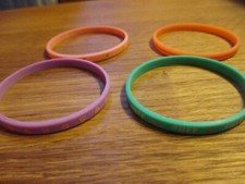 4 bunte Freundschaftsarmbänder * #BFF * aus Gummi * Umfang ca. 18 cm * unbenutzt