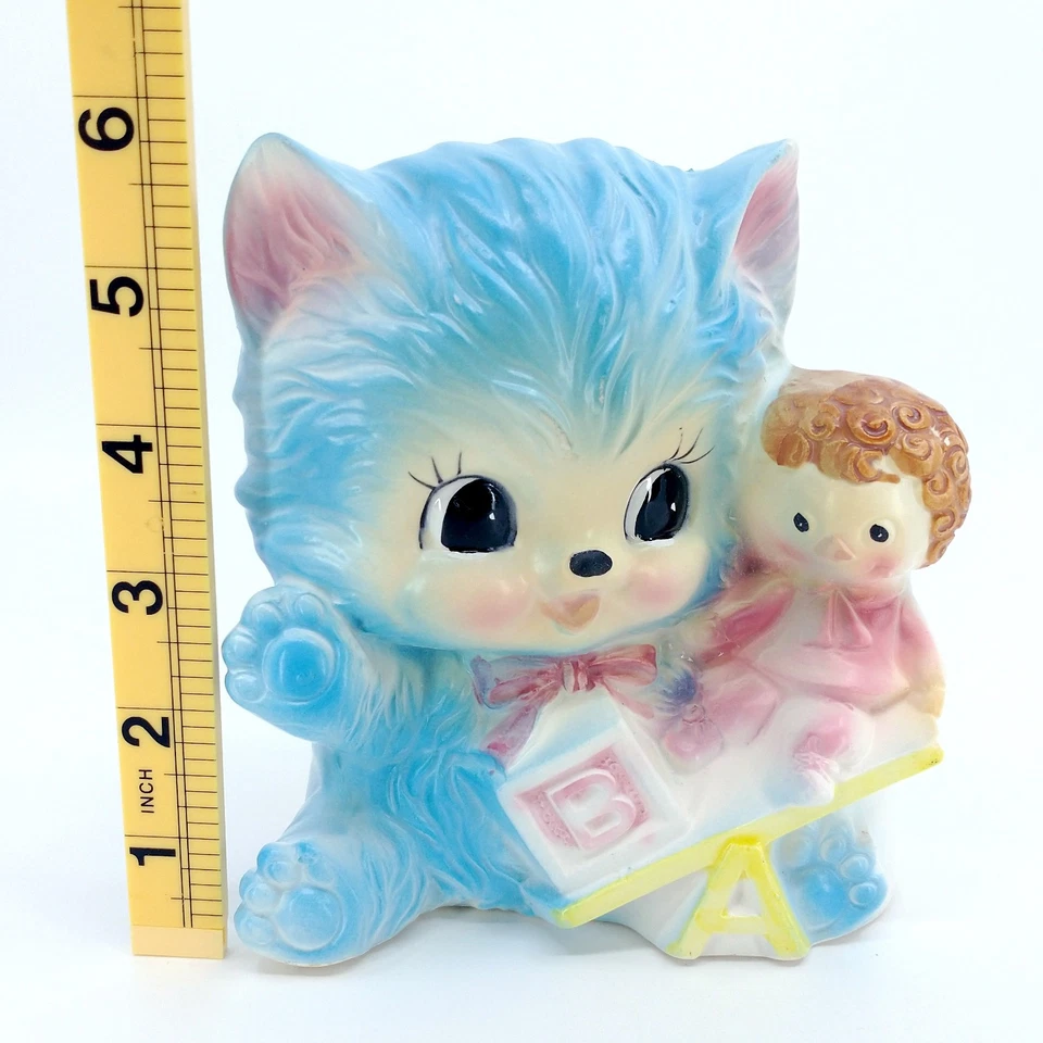 De colección Napcoware Antropomórfico Gatito Sosteniendo Muñeca Jardinera Guardería Bebé Decoración Foto 2 de 4