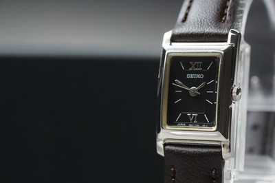 Vintage 1993 Seiko 1N01-5H60 Black Tank Roman Quartz Damenuhr aus JAPAN