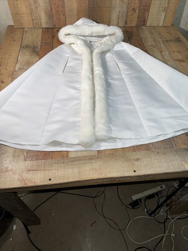David’s Bridal Cape  Hooded Fur Trim  Size Small