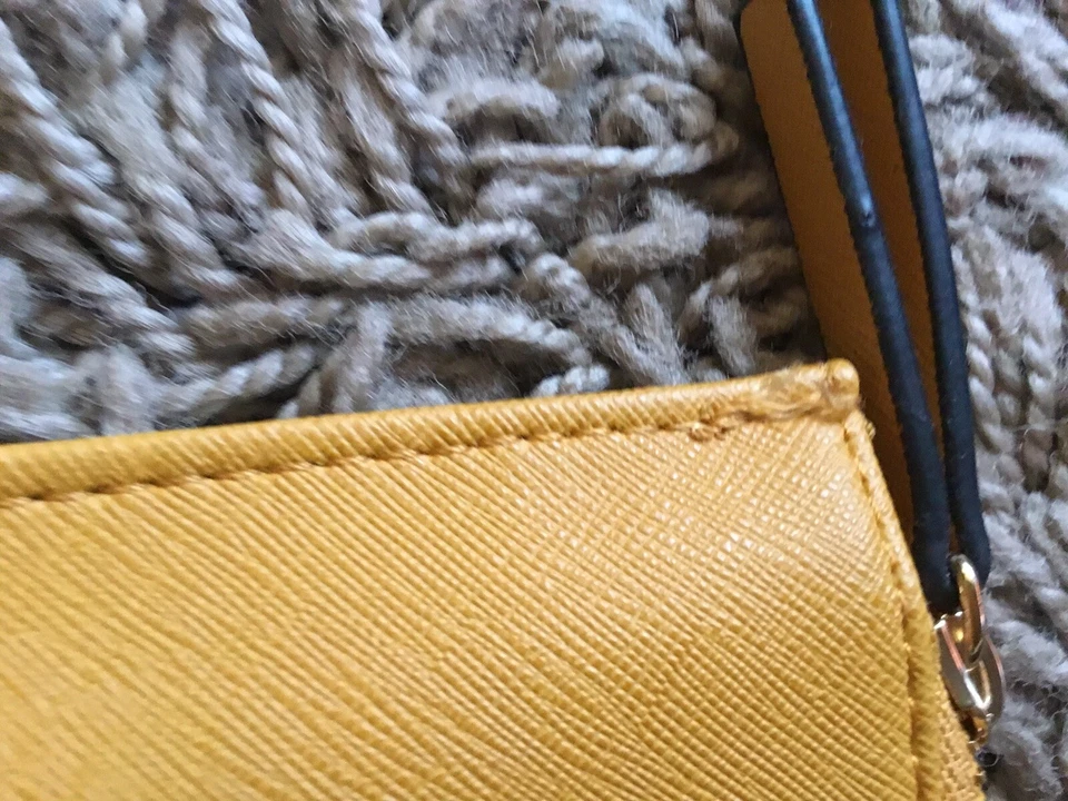 GUESS молнии кошелек с ремешком б/у в отличном состоянии - Изображение 2 из 4