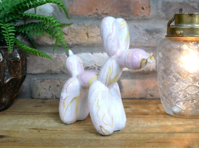 OLIVE AND SAGE Abstracto Rosa y Dorado Ombre Mármol Resina Globo Perro Caniche Adorno Estatua