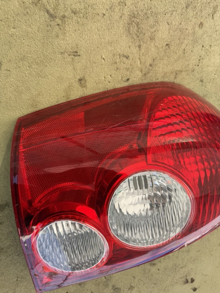 Conjunto de luz trasera izquierda del lado del conductor Mazda Protege 5 2002-2003  Foto 4 de 4