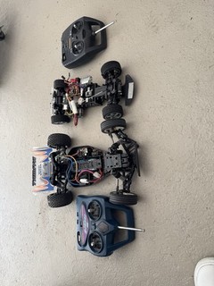 Konvolut RC Autos 1:10 inkl. 2 Fernsteuerungen – Bastler/Sammler