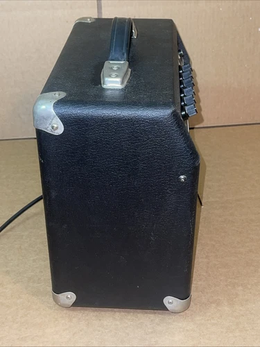 VINTAGE- FENDER MUSICAL INSTRUMENTS-"SQUIER 15" AMP- - Picture 6 of 8
