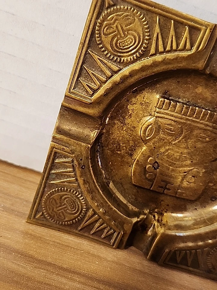 Antiguo cenicero de cobre martillado figuras aztecas cuadrado Foto 4 de 4