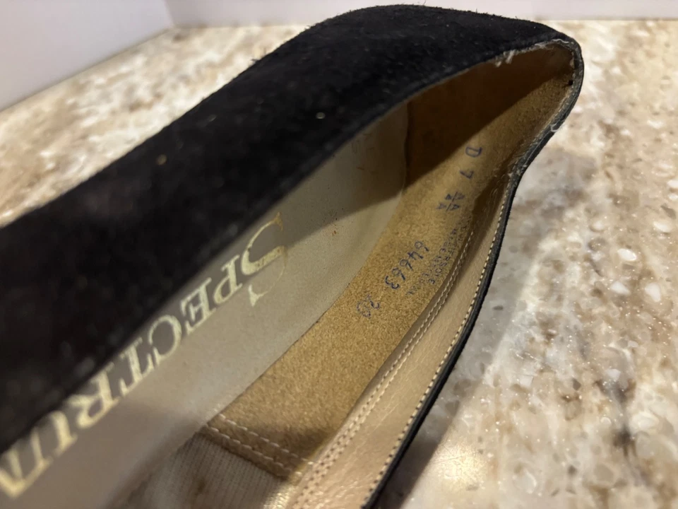 Vintage 60s / 70s Black Faux Suede Pumps with Gold Metal Bow Ties ! Size 7 - Image 4 of 4