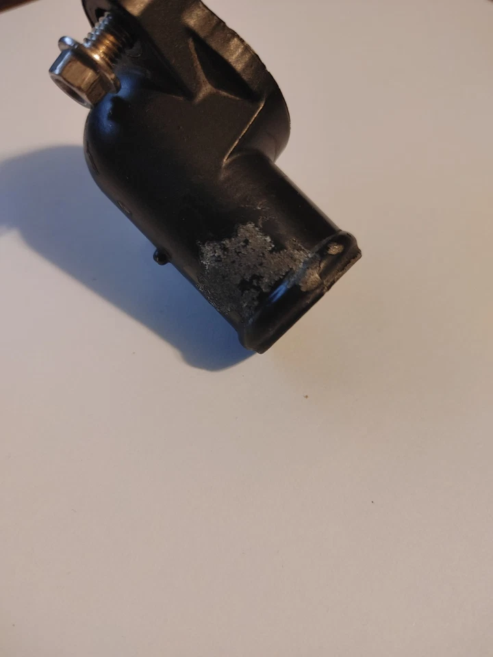 Cubierta de tubo de salida de refrigerante Triumph Tiger 955i 2005 Foto 3 de 3