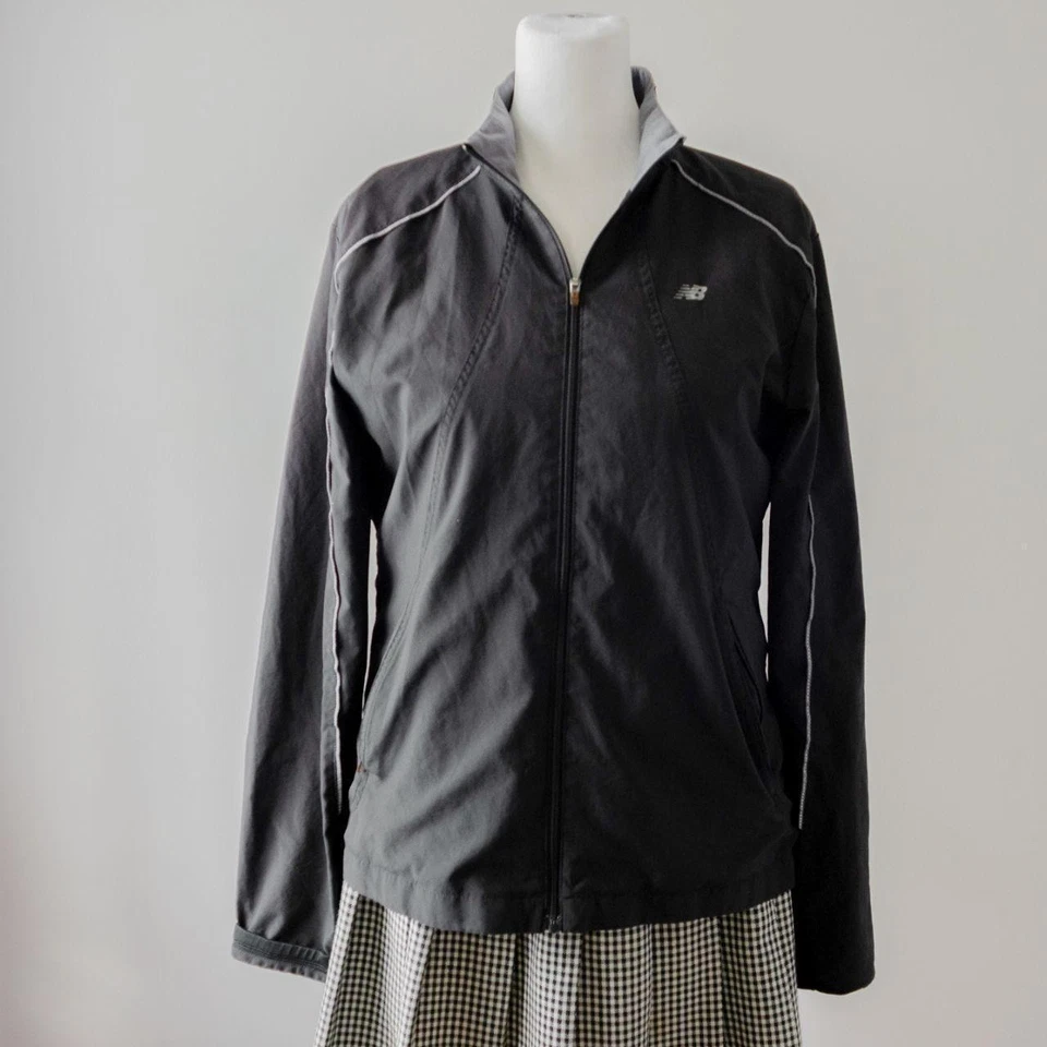 Chaqueta para correr negra New Balance entrenamiento ligero atlética manga larga cremallera para mujer Foto 3 de 4