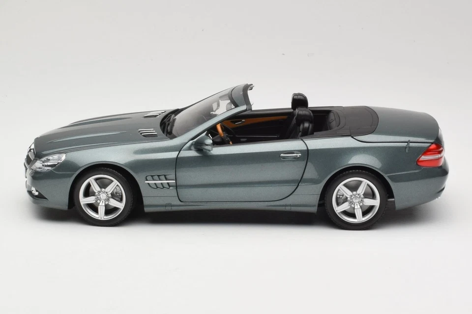 B66962389 Mercedes SL R230 Amiant Green Minichamps 1/18 Foto 4 de 4