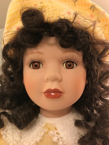 20” Gorgeous Porcelain Doll-Beautiful Facial & Dress Detail-Excellent Condition - Picture 3 of 18