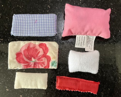 Vintage Or Style Dolls House Assorted ‘Eiderdowns’/ Bed Covers Etc. As Found - Picture 7 of 9