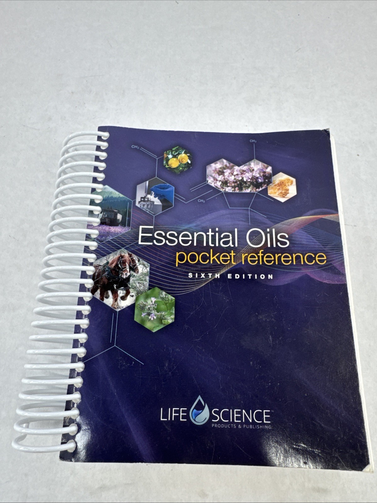Essential Oils Pocket Reference Book Life Science Publishing Staff Young Living-image