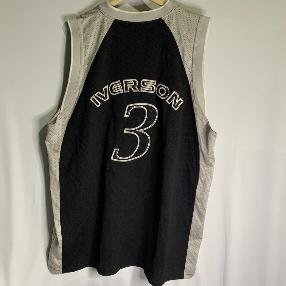 Camiseta Allen Iverson I3 'The Answer' Philadelphia Sixers Gris AUTÉNTICA EDICIÓN; XL Foto 2 de 4