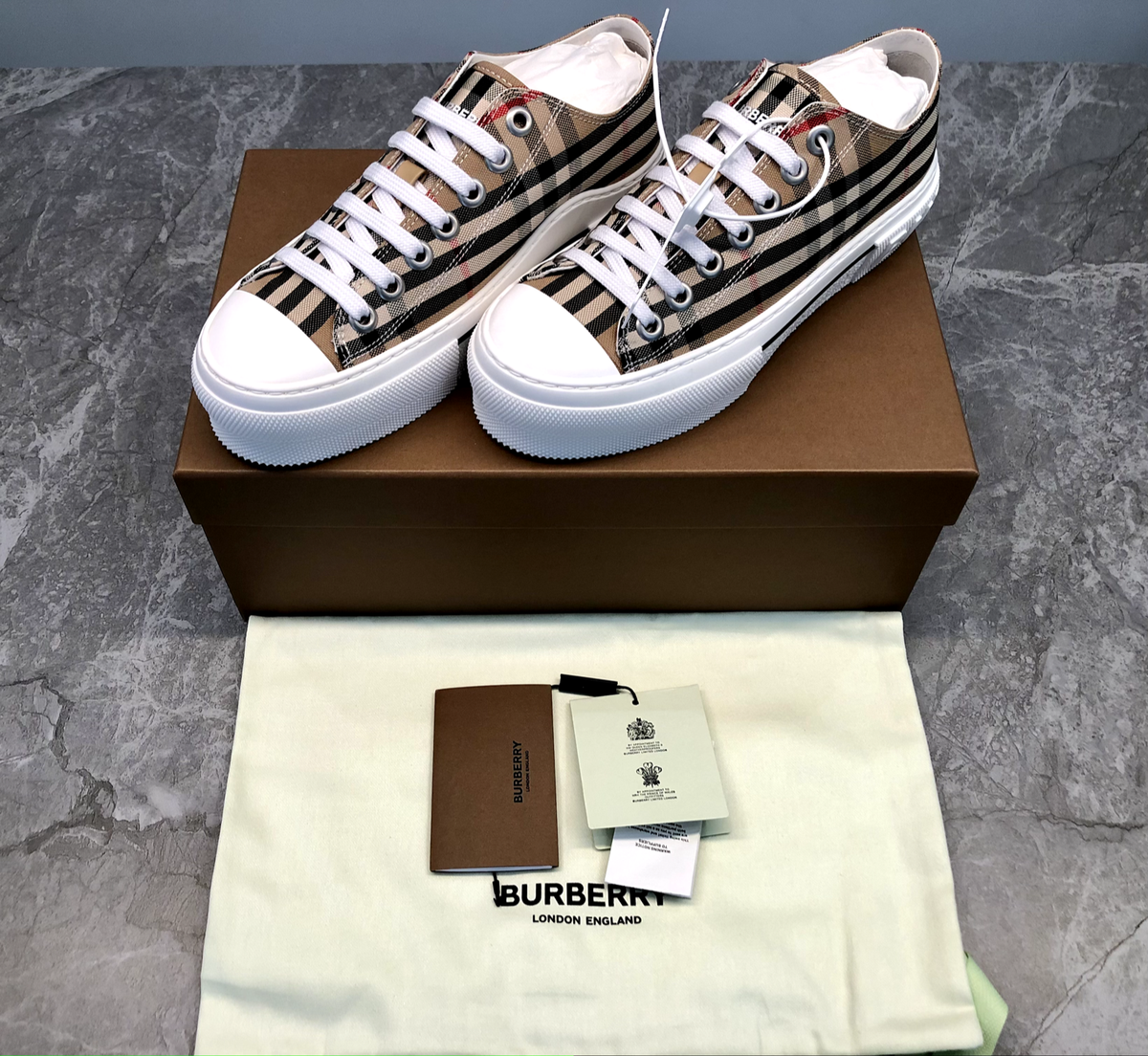 BURBERRY ウフンウェッシハンフス 8099273 C1702 s-l1200.png