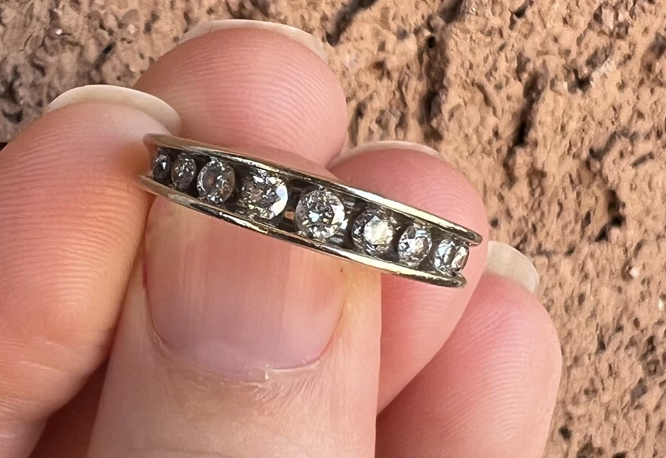 Обручальное кольцо из белого золота 14 карат с бриллиантом (0,2 карата) и обручальное кольцо с бриллиантами (~,25 карата) - Изображение 4 из 4