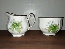 ROYAL ADDERLY CANADIAN PROVINCIAL FLOWERS TRILLIUM MINI CREAMER & Sugar