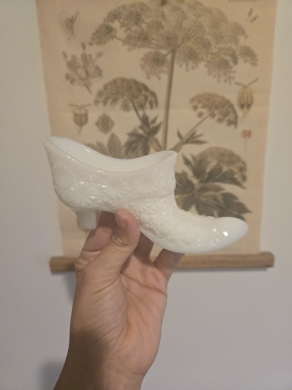 FENTON WHITE MILK GLASS SHOE WITH CAT FACE IN THE SHOE - DAISY AND BUTTON