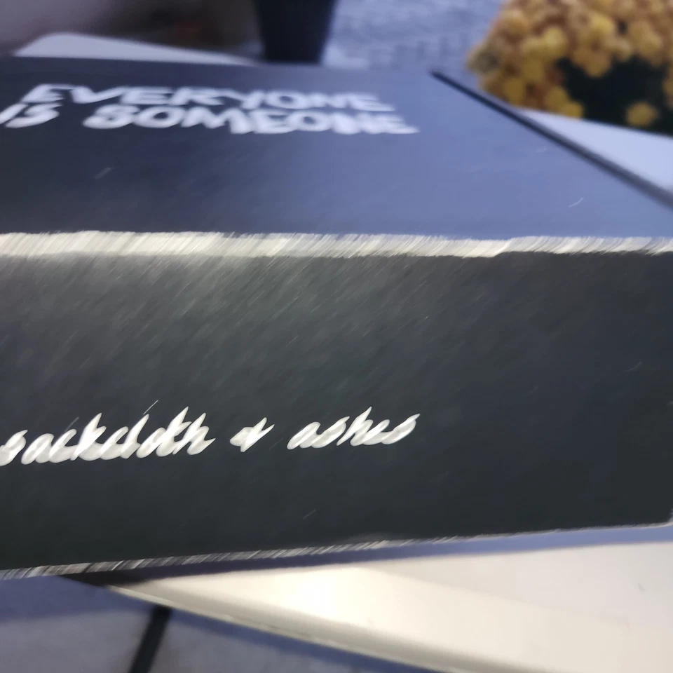 NUEVO Saco y Cenizas Manta Italia Lana y Libro Caja Set Everyone is Someon Foto 2 de 4