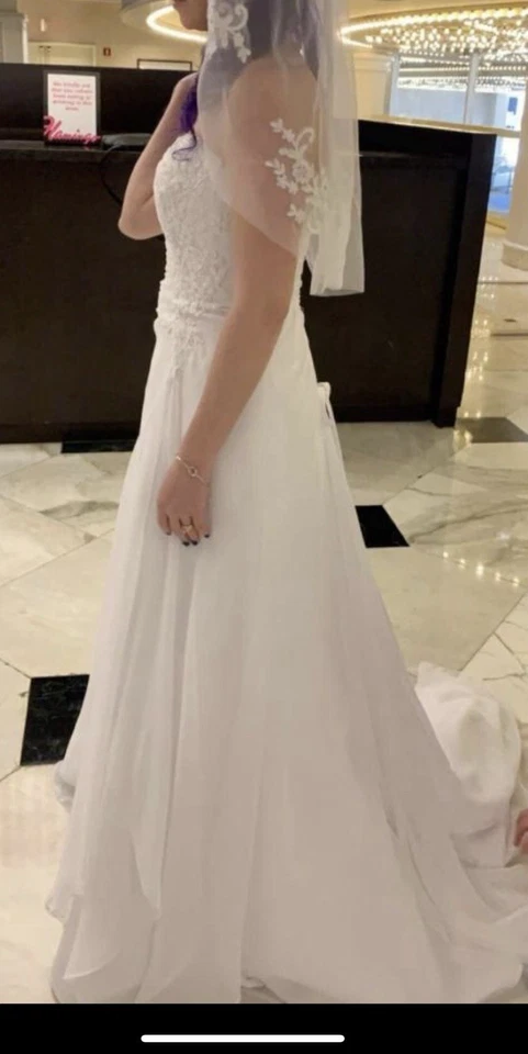Hermoso vestido de novia talla 4, se puede ajustar más grande/pequeño Foto 4 de 4