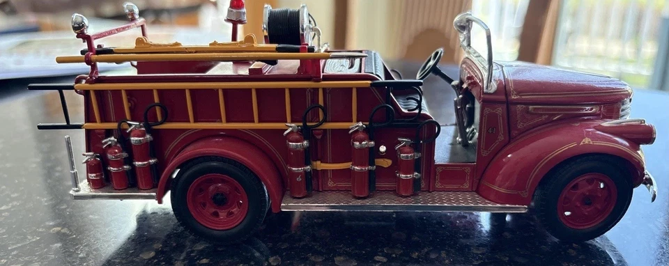 1941 GMC CAMINHÃO DE BOMBEIROS VERMELHO MODELO FUNDIDO 1/32 POR MODELOS DE ASSINATURA 3248 - Imagem 3 de 4