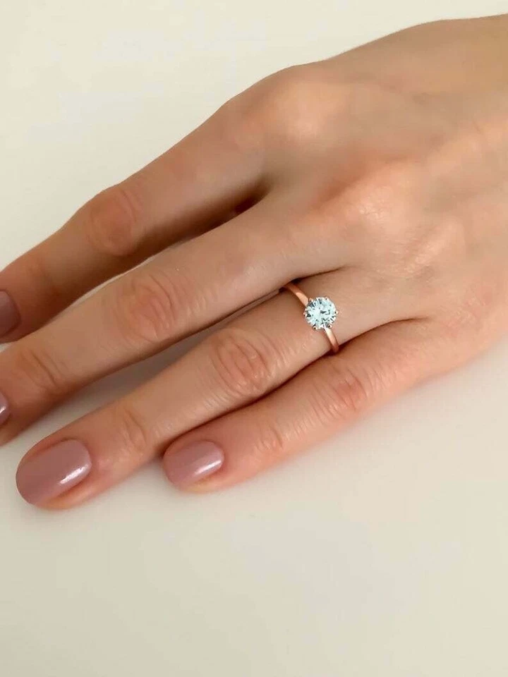 Alianza de boda de piedras preciosas de aguamarina natural de 1,50 quilates de corte redondo de oro rosa sólido de 14 quilates Foto 4 de 4