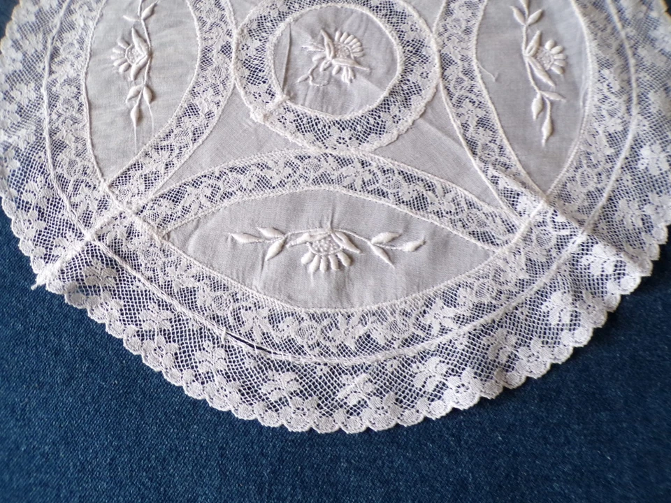 SUPERBE NAPPERON ANCIEN TULLE BRODE VERS 1900 - Photo 2/3