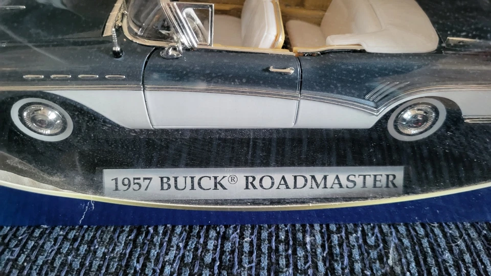 MOTOR MAX 1957 BUICK ROADMASTER CONVERTIBLE 1:18 SCALE MODEL CAR BLUE AND WHITE - Image 2 of 4