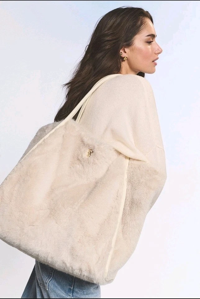 BOLSO DE MANO NUEVO CON ETIQUETAS VICTORIA'S SECRET MARFIL PIEL SINTÉTICA DORADO VS LOGO DIFUSO Foto 3 de 3