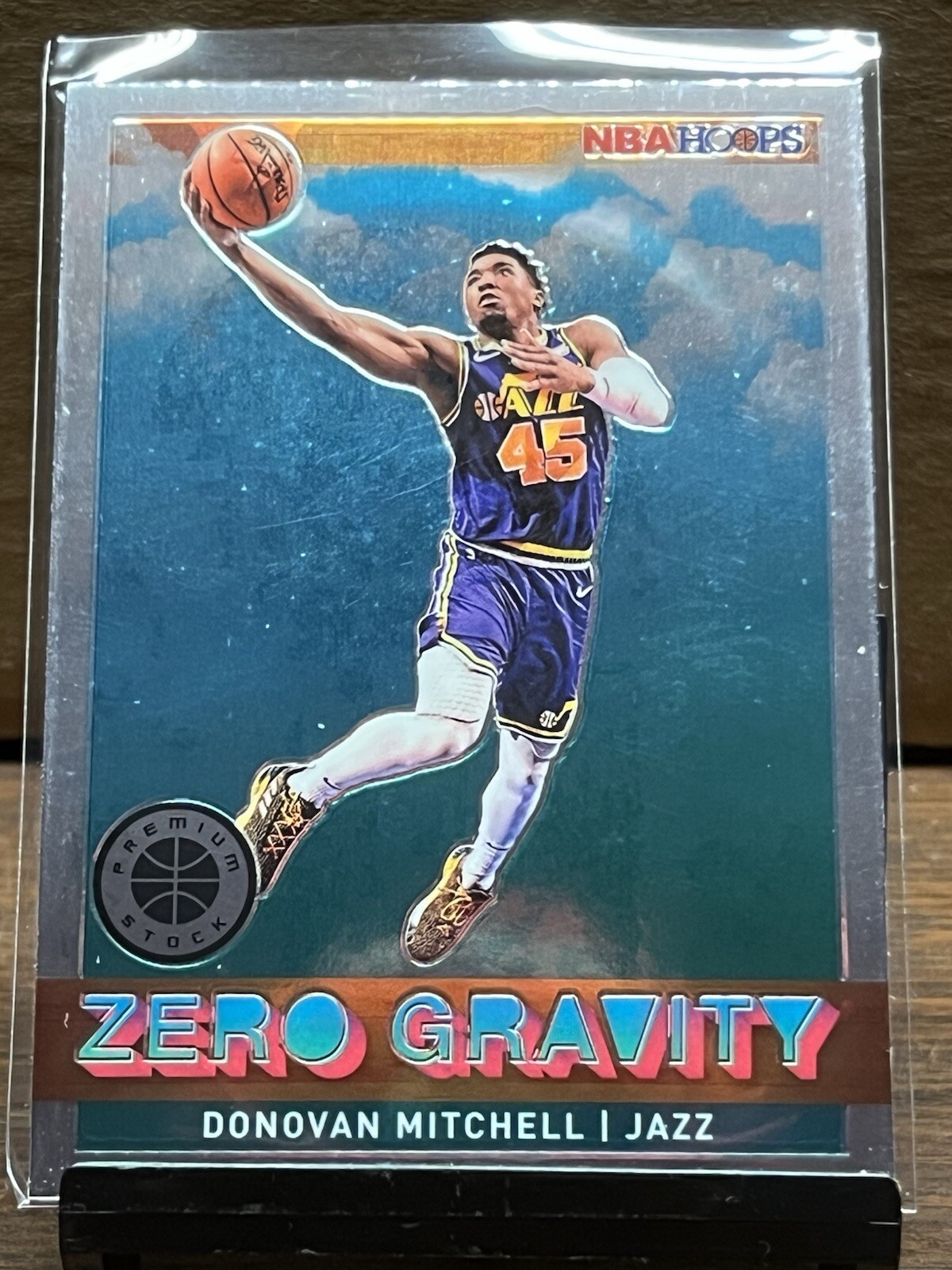 2019-20 NBA Hoops Premium Stock Silver Prizm Zero Gravity #8 - Donovan Mitchell