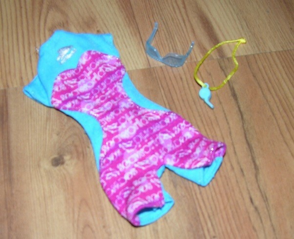 Muñeca Barbie 2011 Mattel Sea World Traje de Entrenador, Gafas de Sol y Silbato C34