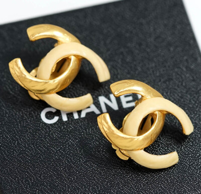 Chanel *RARE* Bi-Color Clip-On Earrings Authentic Vintage CHANEL 1980s Pearl Logo Round Clip-On  main image 4