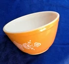 PYREX MIXING BOWL, BUTTERFLY GOLD, 1.5 PT. #401 (VERY GENTLY USED) 060624B