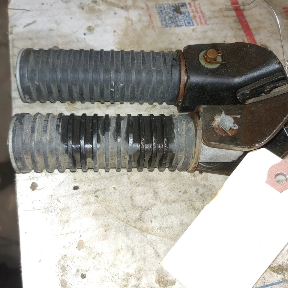 1976 Honda CB750F ambos os pinos de passageiros - Imagem 2 de 4