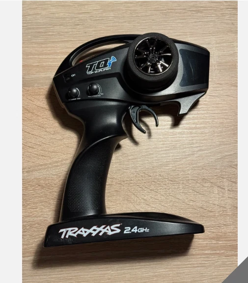 TRAXXAS E-Revo 4x4 VXL blau-X 1/16 Brushless 71076-8 + 2 Akkus + Dual Adapter - Bild 4 von 4