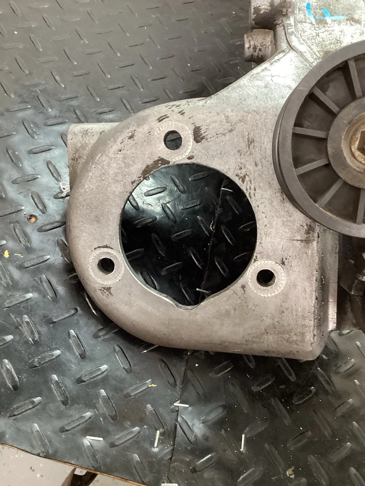 Suporte de bomba de direção hidráulica 37TA19E708DB Ford F150 4.9L 300 fabricante de equipamento original 1987 - Imagem 2 de 4