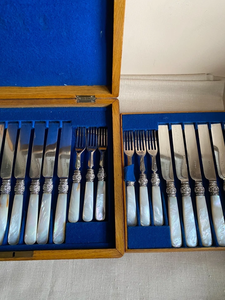 24 Victorian Silver Plated Dessert Knives & Forks Mother of Pearl Handles Cased - Image 2 of 4