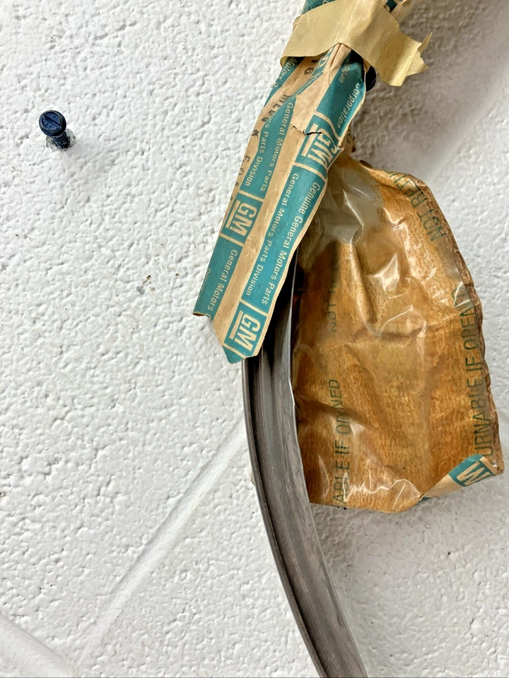 Novo OEM GM RH guarnição de poço de roda dianteira 9635138 1988-98 Chevrolet C1500/K1500 (SR59) - Imagem 3 de 4