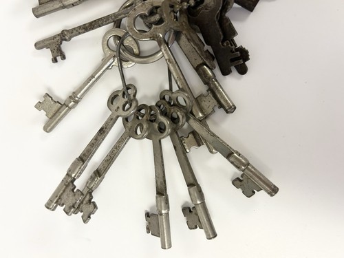 Large Vintage Lot of Antique Brass Keys Skeleton, Flat, Sargent, T & B FDY Co. - Picture 3 of 6