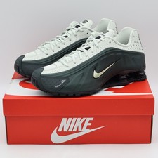 HQ1988-300 Nike Shox R4 Negro Abeto Abeto Aura Negro Oliva Aura (Para hombres)