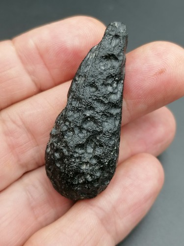 Beautiful Tektite Indochinite intact Drop 11,29g / 5 cm Meteorite Impact Glass - Picture 8 of 13