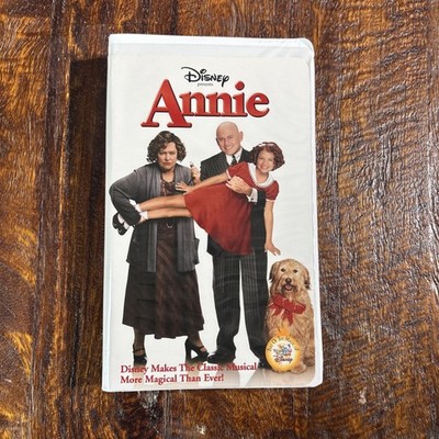 Annie VHS 1999 Video Tape Disney Clamshell Case Kathy Bates