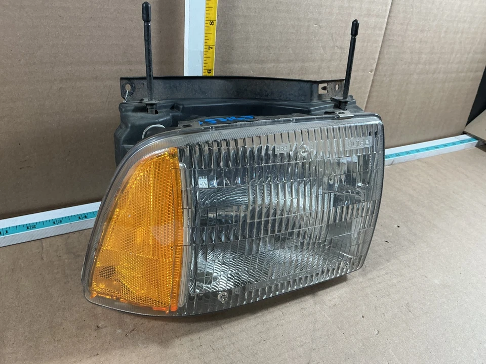 1995-1997 Chevrolet Blazer S10 Front Right Passenger Side Headlight Assembly - Image 3 of 4