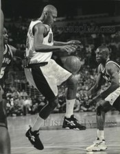 1995 Press Photo Milwaukee Bucks' Glenn Robinson Tries to Regain Control of Ball