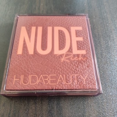 Huda Beauty eyeshadow palette Rich Nude mirror beautiful makeup glamour party