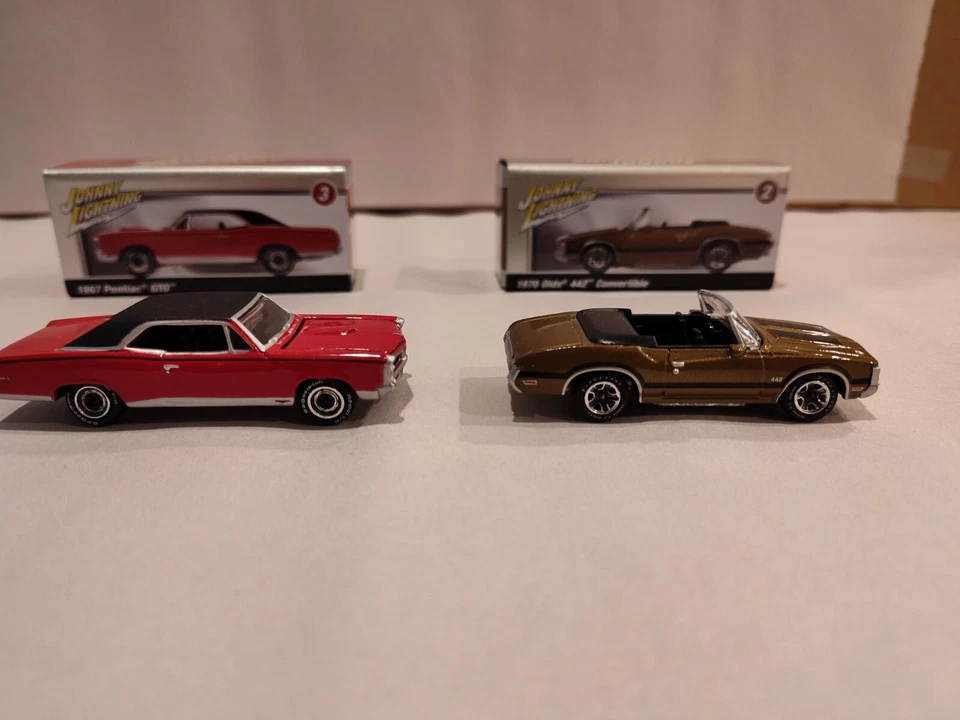 Johnny Lightning Collector Club Tin 1970 Olds Cutlass 442 AND  1967 Pontiac GTO  - Image 3 of 4