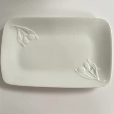 Crate & Barrel Plate Porcelain Raised Olive Design Cheese Snacks MINT COND White